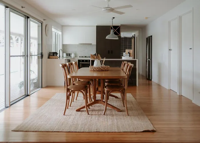 Gorgeous 5 Bedroom Beach House. Dog/Kid Friendly.